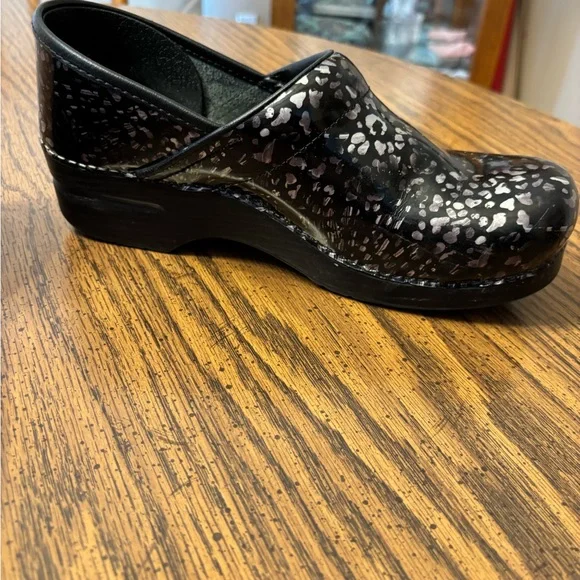 Dansko women’s pewter leopard clog size 40 - Picture 4 of 8